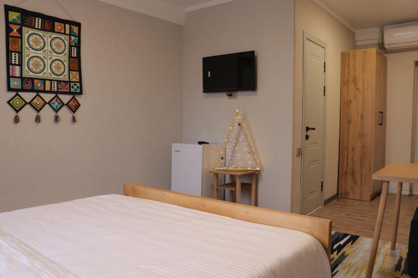Salamat Hotel Bishkek Bagian luar foto