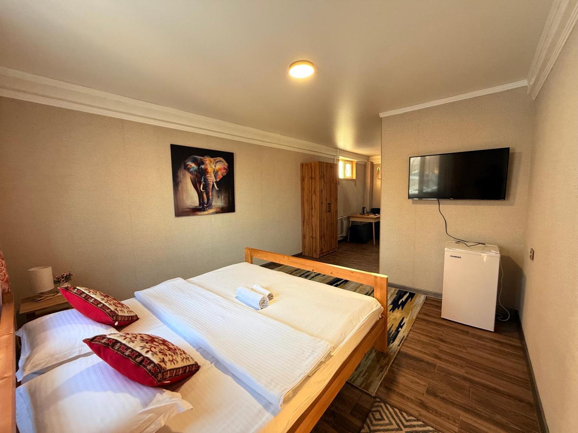 Salamat Hotel Bishkek Bagian luar foto