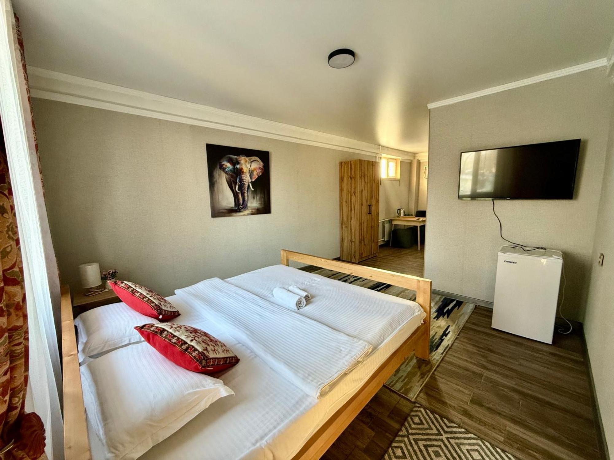 Salamat Hotel Bishkek Bagian luar foto